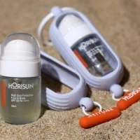 HORISUN SPRAY AVEC SON ACCESSOIRE EN SILICONE : Un flacon PET compact de 30 ml doté d'une pompe élégante. Associé à un support flexible en silicone, il s'accroche facilement aux sacs, sacs à dos, porte-clés ou accessoires de plage.