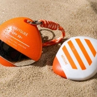 TRAVELMATE SQUEEZE PEBBLE : un conditionnement breveté, idéal pour les voyages, en forme de galet qui comporte un bouchon sur mesure conçu pour une utilisation d'une seule main.